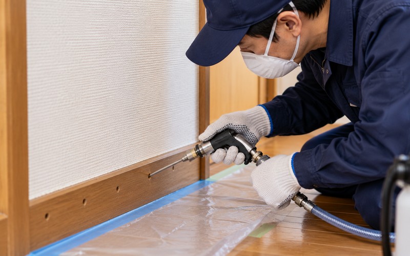 木部に薬剤を注入するシロアリの穿孔処理